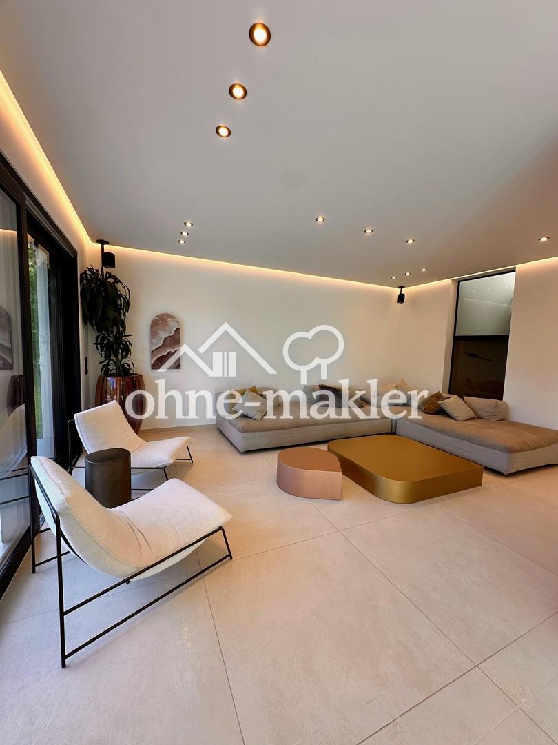 Wohnzimmer + Blick zur Treppe