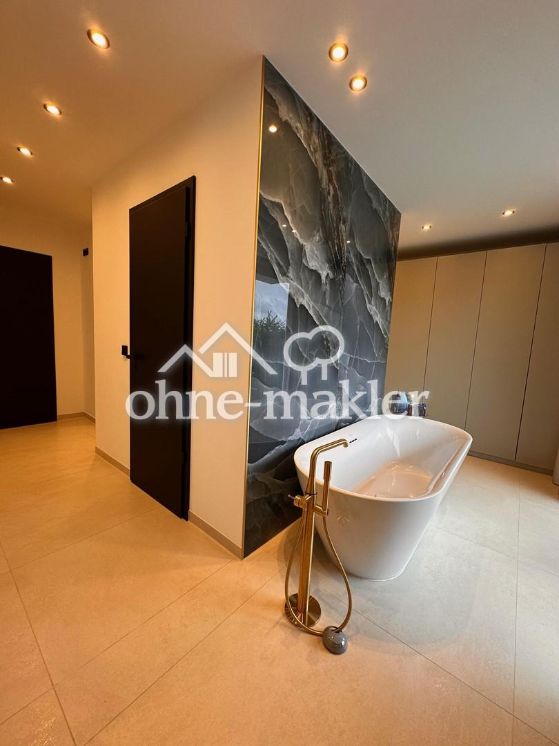 Freistehende Badewanne + WC