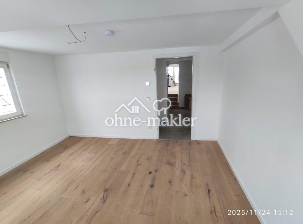 Exklusives Wohnen nach Sanierung: Helle 3-Zimmer-DG-Wohnung mit Balkon & Parkett in Schnaittach - Foto 1