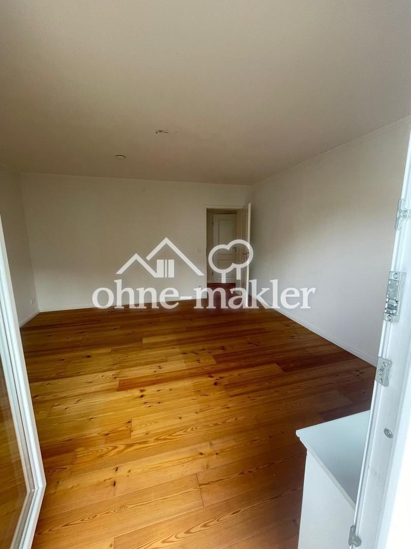 Blick von Balkon in Wohnung
