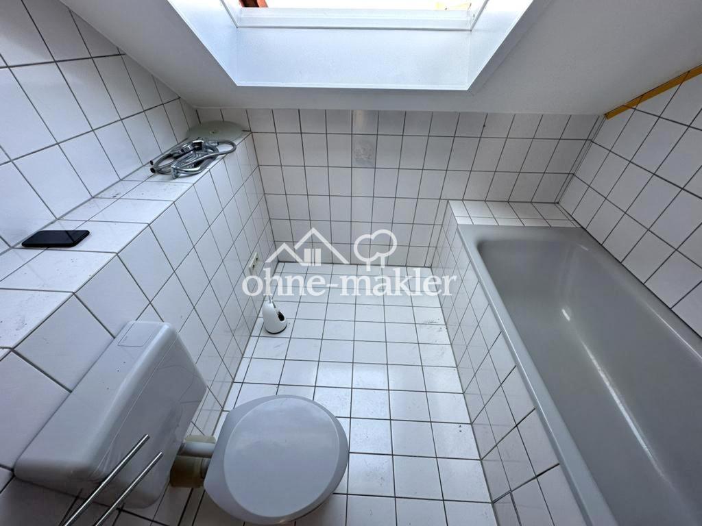 Dachwohnung (2.OG) mit EBK, Dachterrasse + Stellplatz in angenehmer Lage von Kirrlach! - Photo 2