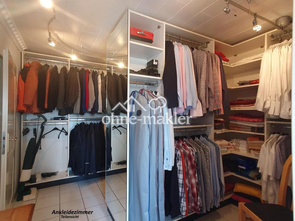 Ankleidezimmer Teilansicht