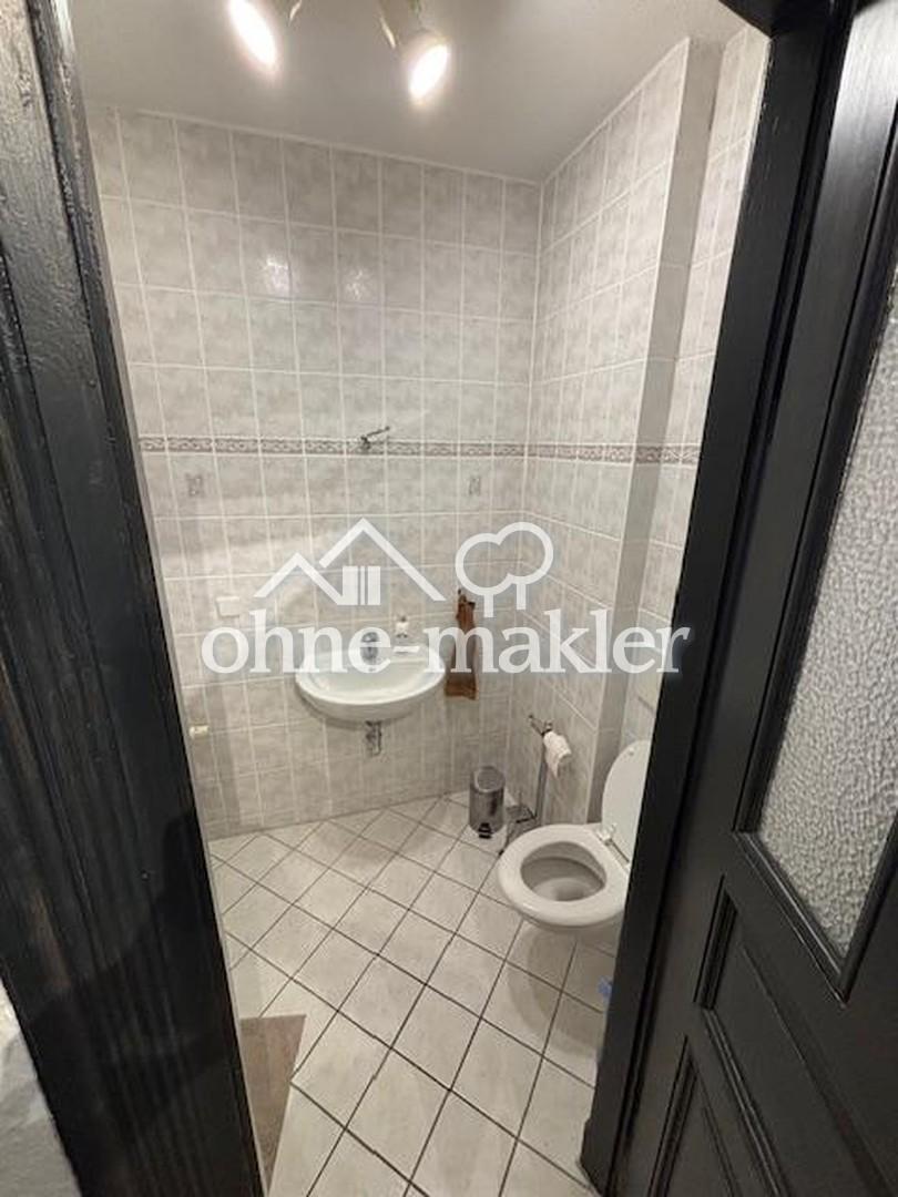 WC mit Waschbecken