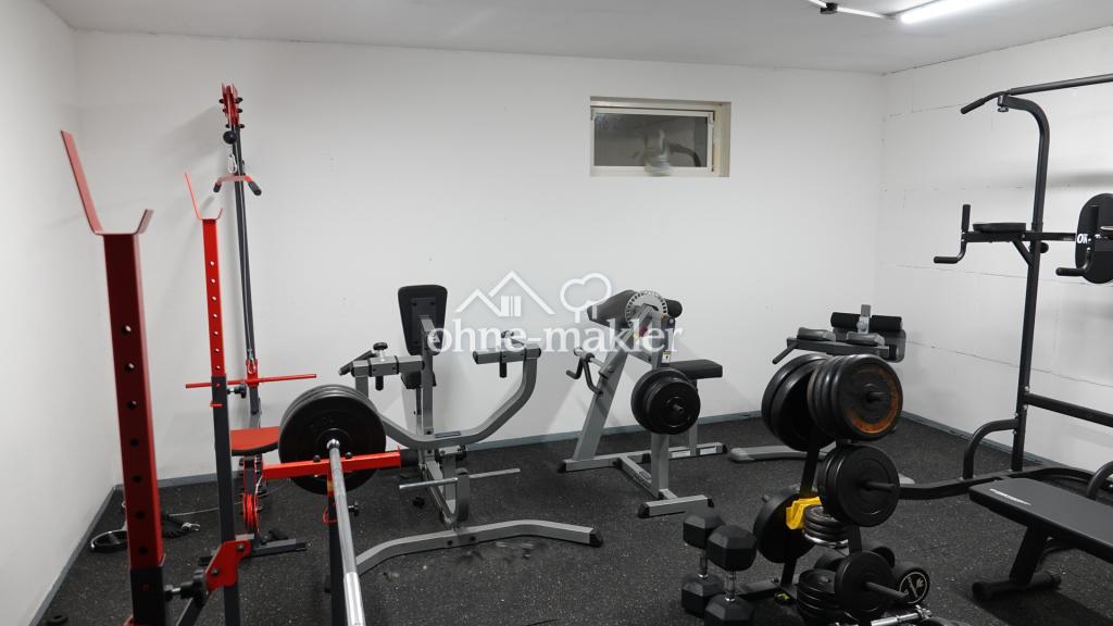 Fitnessbereich im Keller