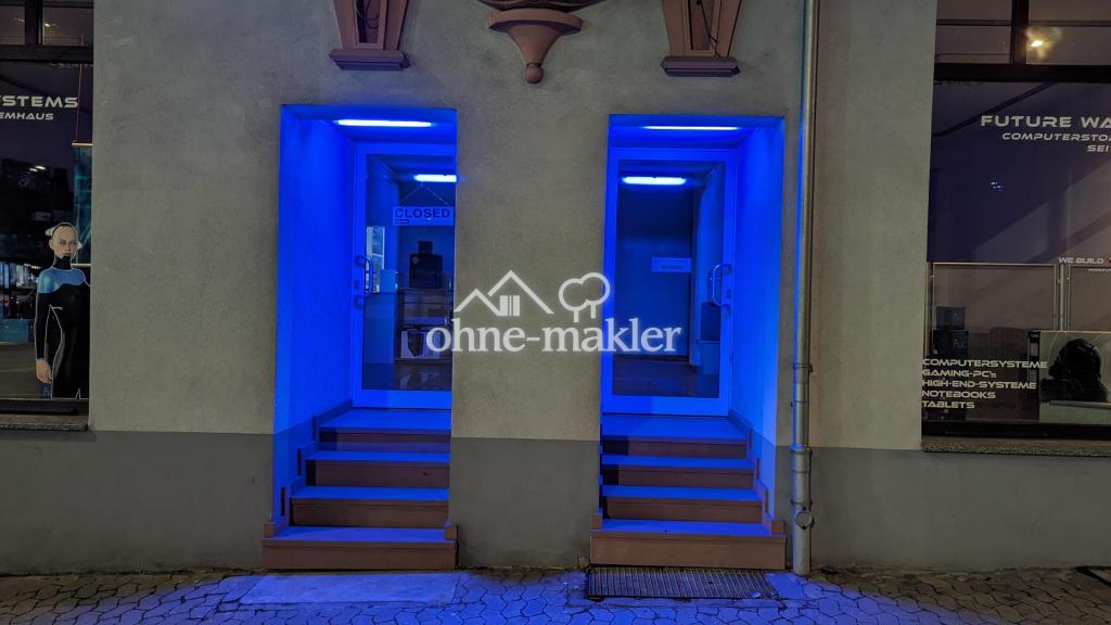 Eingang Vorne bei Nacht