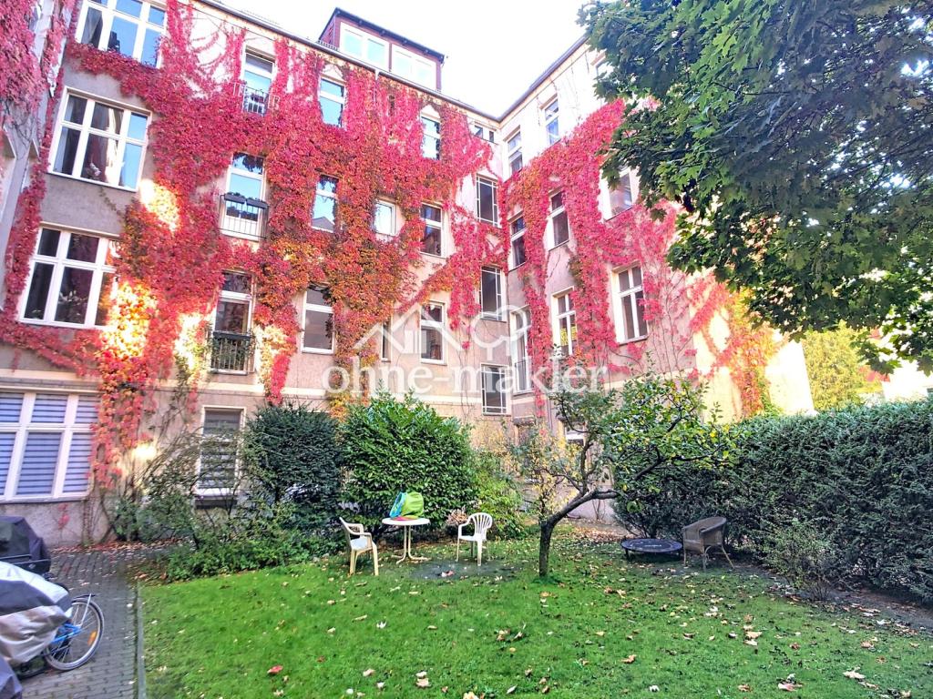 Grüner, ruhiger Hof