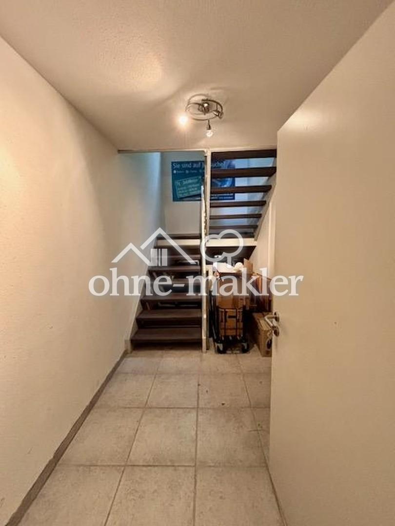 Aufgang zum Büro mit Stauraum