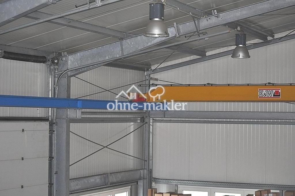 Produktionshalle / Kran
