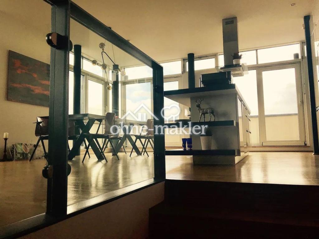 loftartiger Wohn-Küchen-Raum