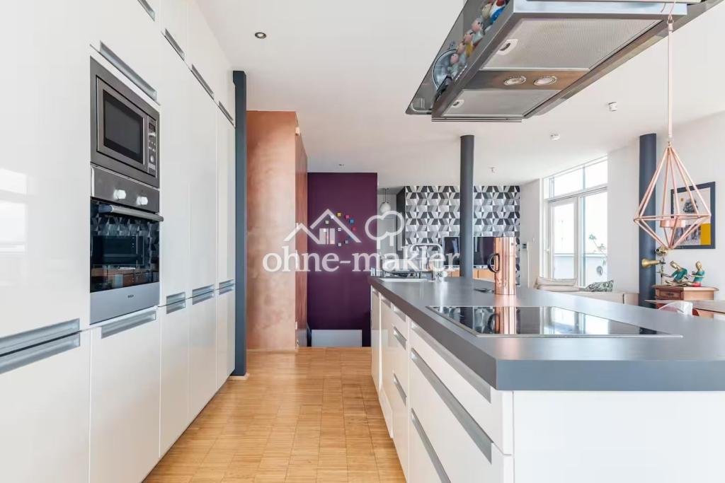 loftartiger Wohn-Küchen-Raum