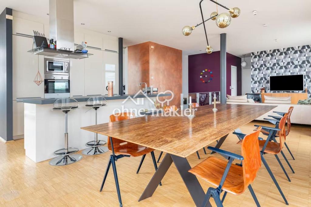 loftartiger Wohn-Küchen-Raum