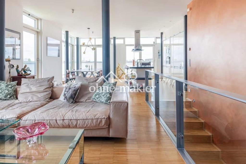 loftartiger Wohn-Küchen-Raum