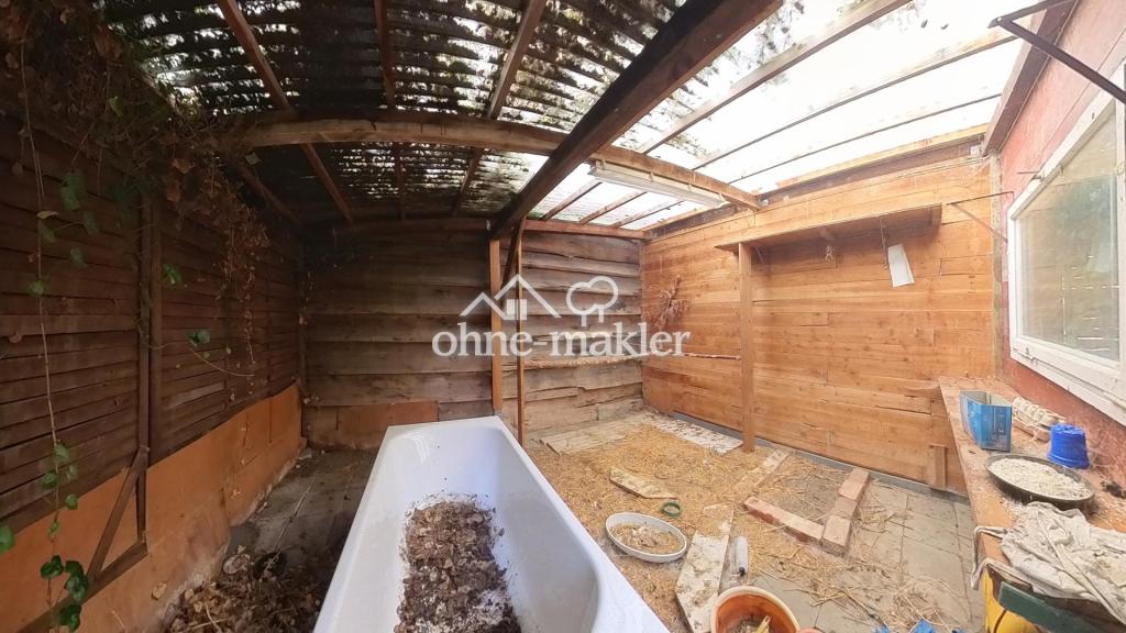 Stall hinter Carport