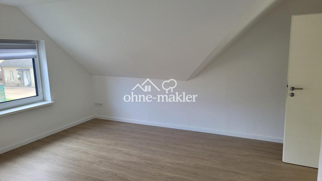 3 Zimmer Dachgeschoß Wohnung mit Balkon in 23715 Hutzfeld von privat – vollständig modernisiert ! - Foto 1