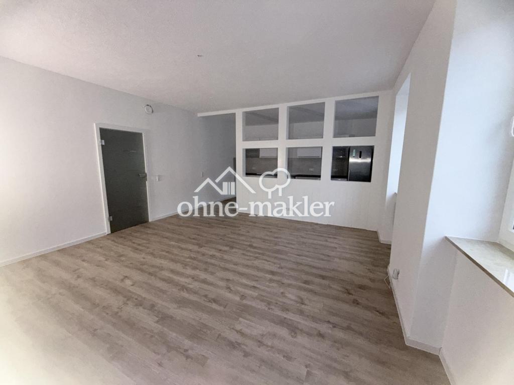 Frisch sanierte 2-Raum-Wohnung mit Einbauküche, Bad mit Wanne, & Carport-Stellplatz - Photo 4