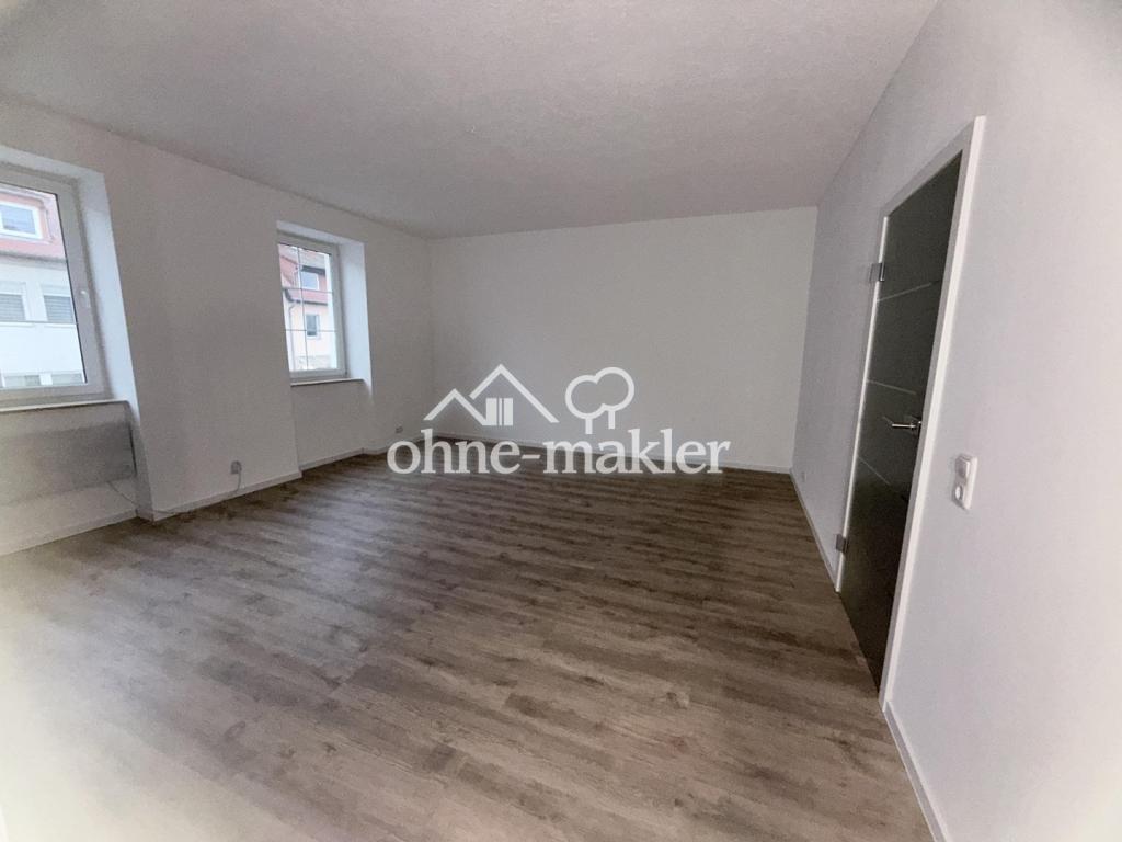 Frisch sanierte 2-Raum-Wohnung mit Einbauküche, Bad mit Wanne, & Carport-Stellplatz - Photo 2