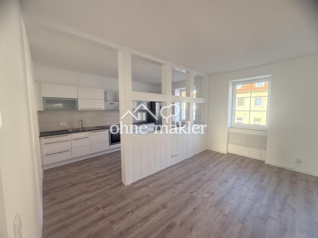Frisch sanierte 2-Raum-Wohnung mit Einbauküche, Bad mit Wanne, & Carport-Stellplatz - Photo 3