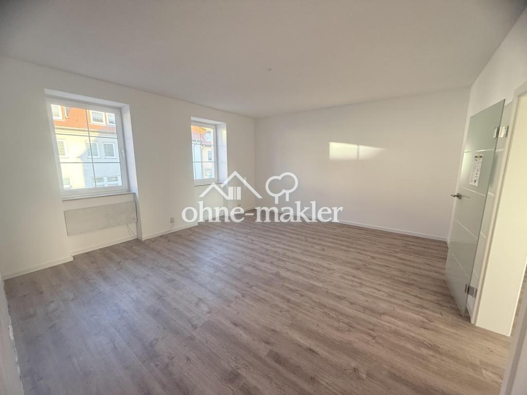 Frisch sanierte 2-Raum-Wohnung mit Einbauküche, Bad mit Wanne, & Carport-Stellplatz - Photo 1
