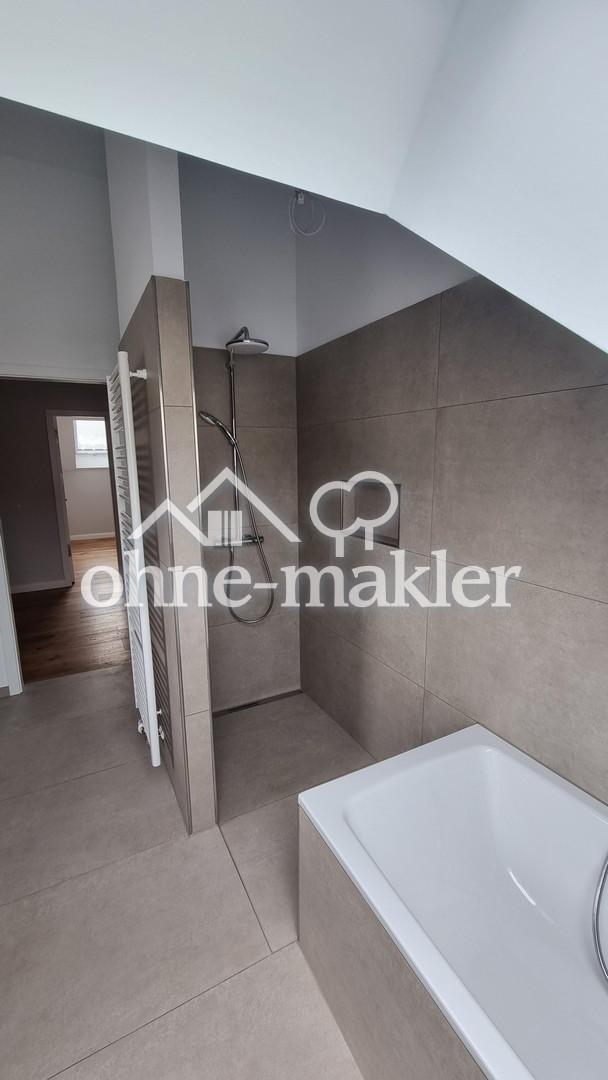 Erstbezug 3,5-Zimmer Dachgeschosswohnung mit wunderschöner Aussicht - Photo 1