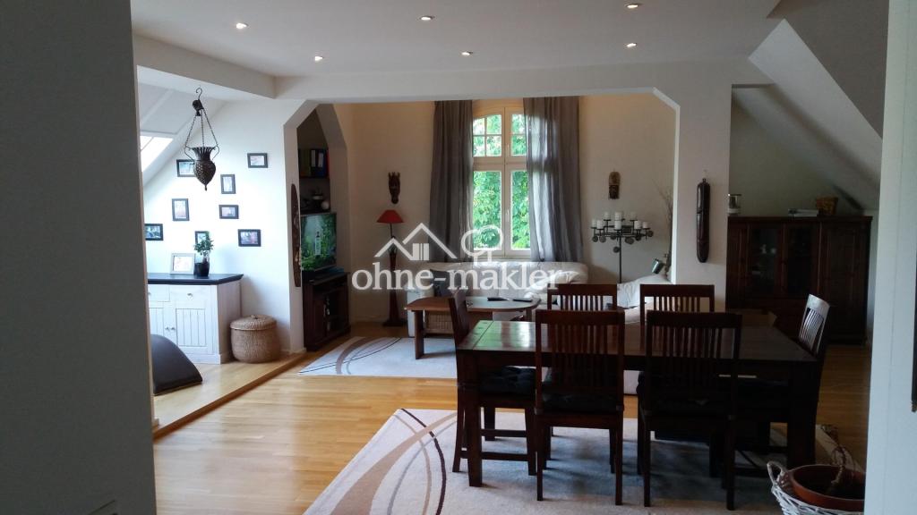 Individuelle und geräumige Dachgeschoß-Wohnung mit 3 Zimmern und EBK - Photo 1