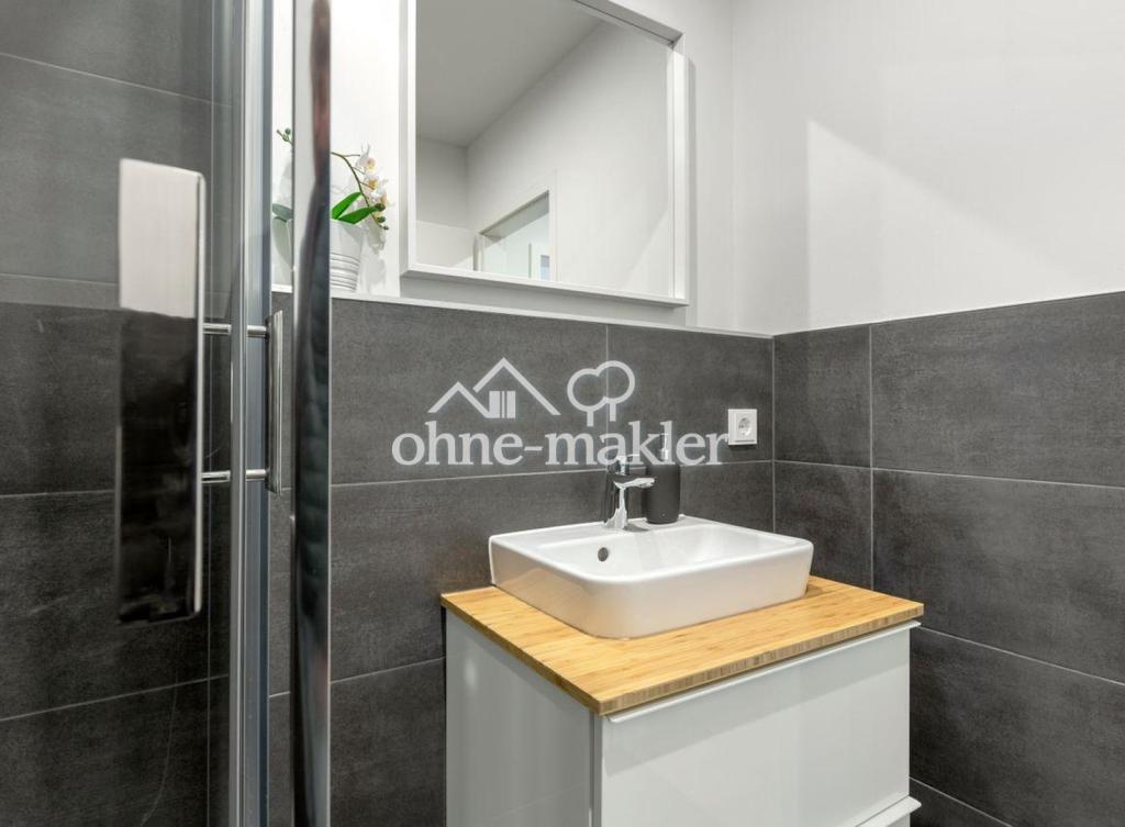 Helle möblierte Wohnung mit Balkon - Photo 5