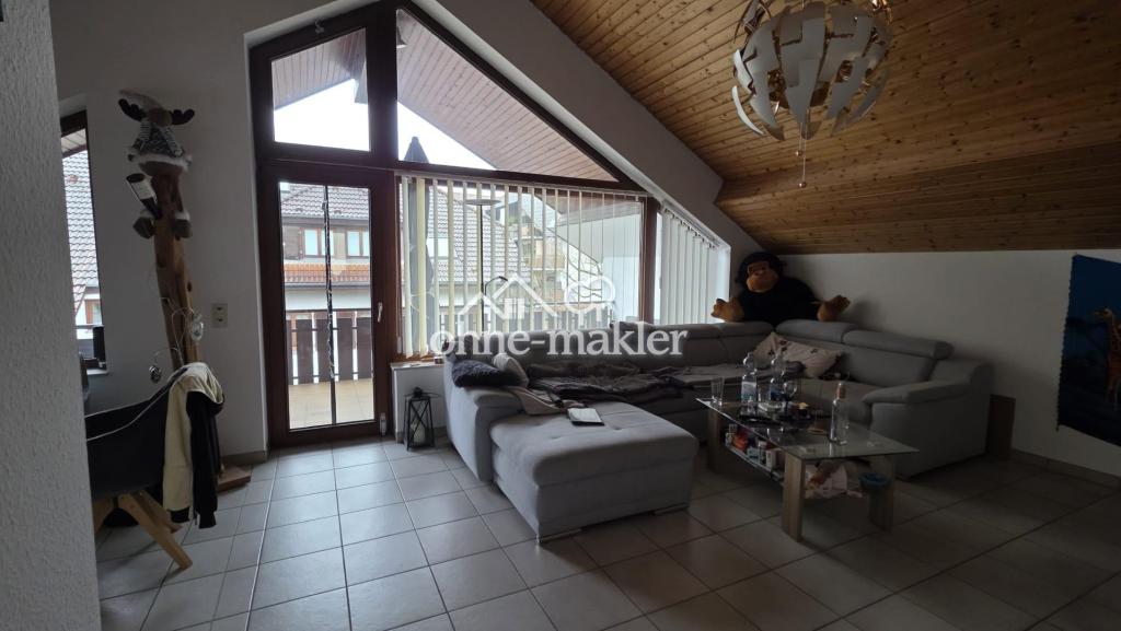 Gepflegte 2,5 Zimmer -DG-Wohnung mit Balkon und EBK in Pforzheim - Photo 2