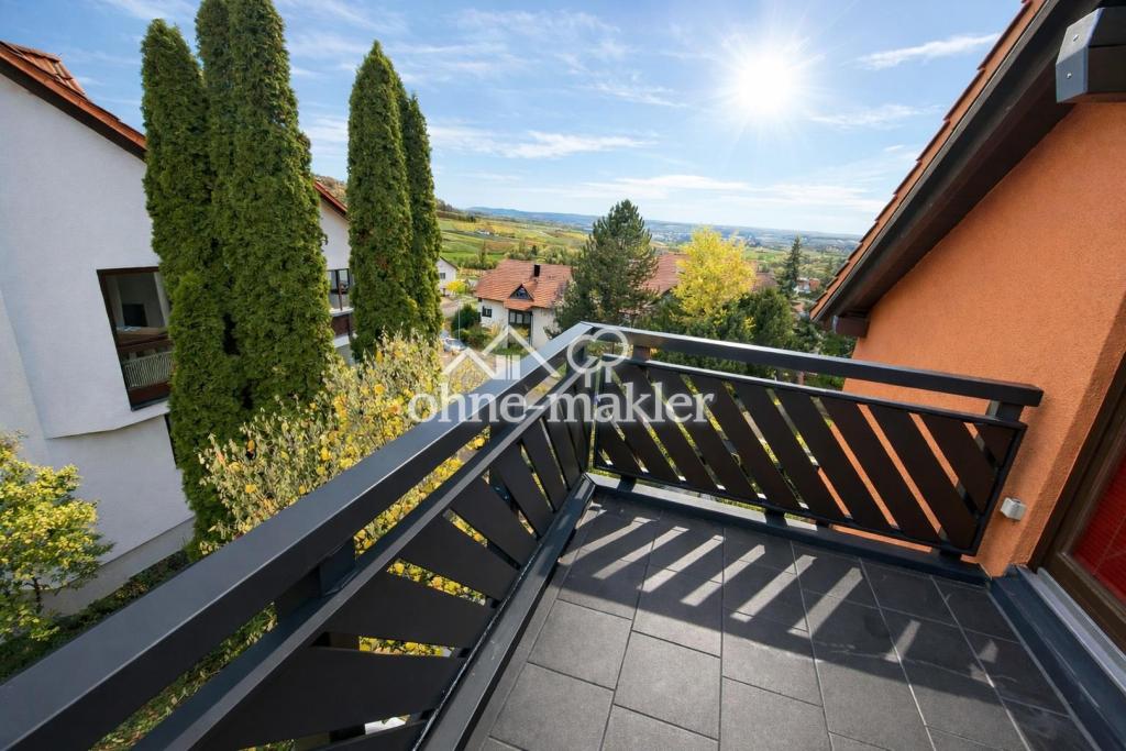 1.190€ warm - Kernsanierte 2,5-Zi-W mit neuem Bad + EBK + Balkon und Garage in Löwenstein - Photo 3