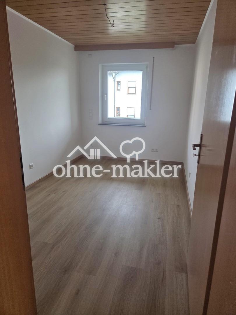 Helle 4-Zimmer-Wohnung mit Balkon und Stellplatz in Thüngersheim - Photo 1