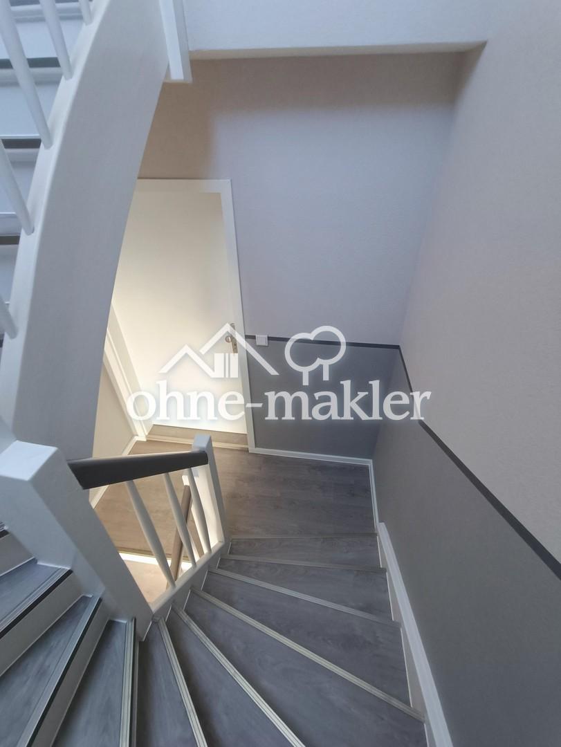 Hochwertige 2-Zi-DG-Wohnung mit Balkon, hohen Decken & offenem Wohnbereich – Erstbezug / Privat - Photo 2