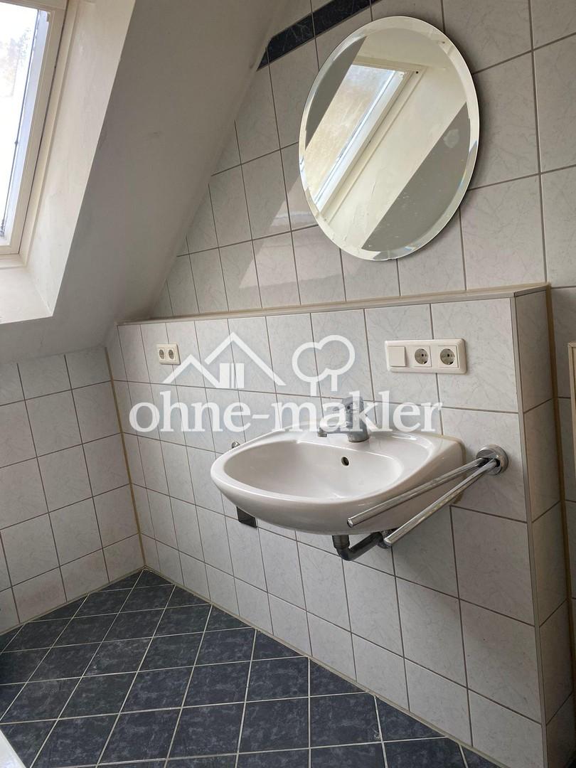 Charmante 1-Zimmer-Dachgeschosswohnung mit Balkon & Tiefgarage - Photo 3