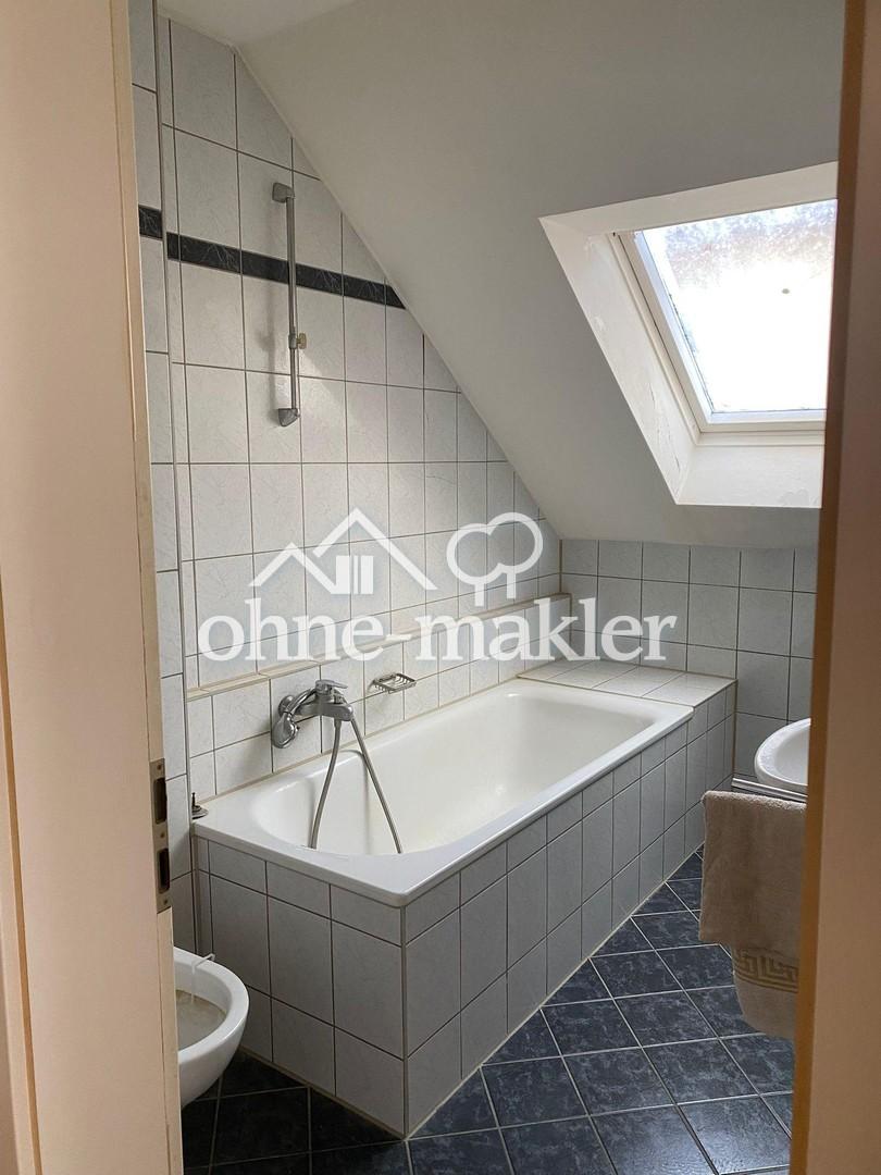 Charmante 1-Zimmer-Dachgeschosswohnung mit Balkon & Tiefgarage - Photo 2