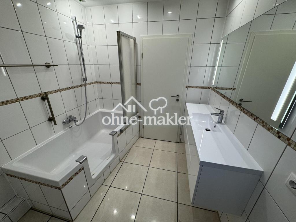 Helle 4-Zimmer-DG-Wohnung mit Klima, Garten & Stellplatz - Photo 2