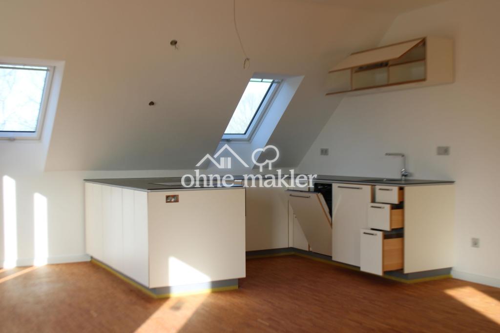 Helle Dachgeschosswohnung mit großem Balkon - Photo 1