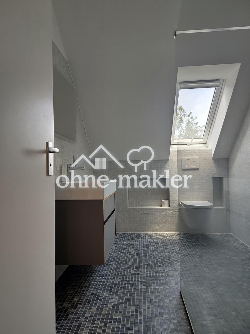 Helle Dachgeschosswohnung mit großem Balkon - Foto 4