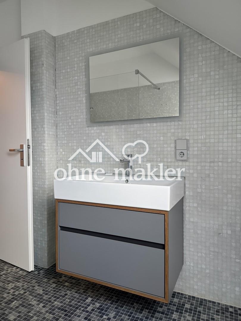 Helle Dachgeschosswohnung mit großem Balkon - Foto 3