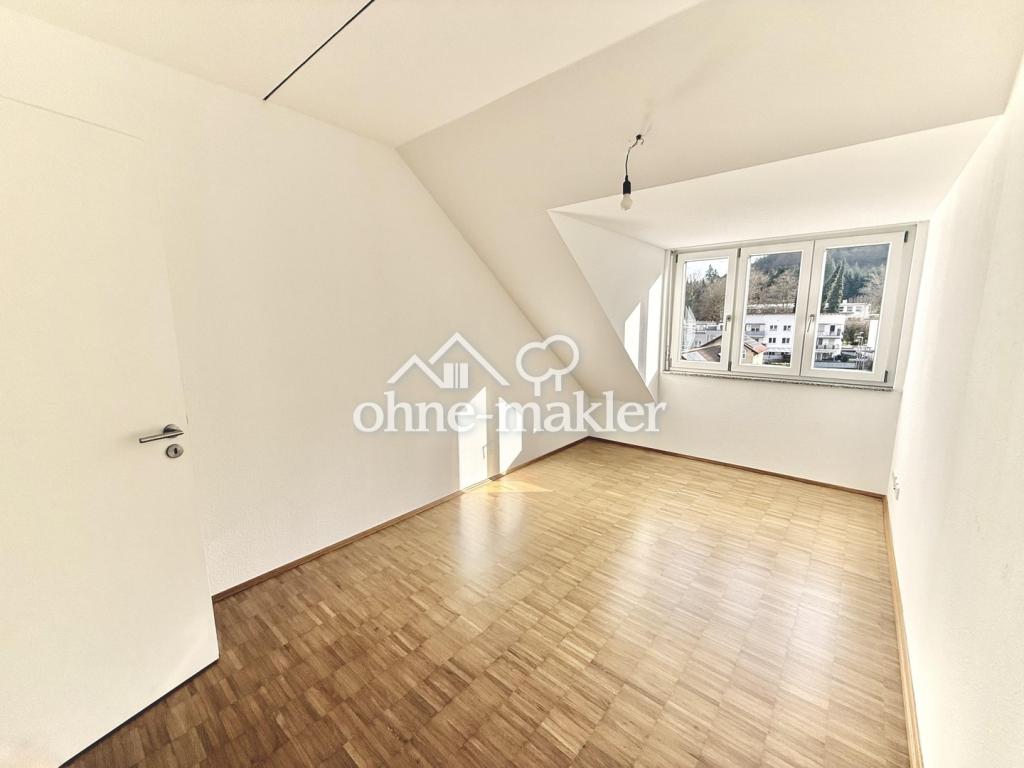 Renovierte 3 Zi.-Whg mit 2 Dachbalkonen, Aufzug, Carport & EBK in ruhiger Waldrandlage - Foto 1