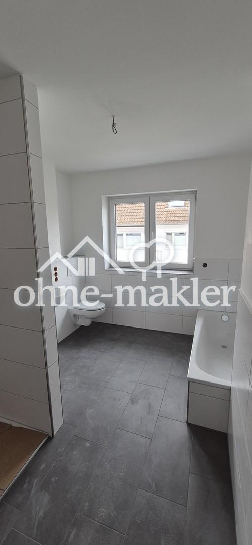 Neubau-Reihenhaus mit Terrasse 140 m² Familienhaus mit sehr niedrigen Energiekosten (EH-40 + PV) - Photo 2