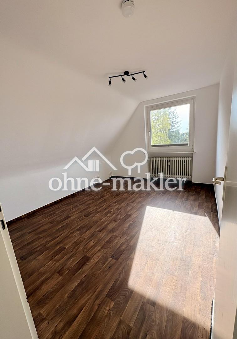 Helle 2-Zimmer Dachgeschosswohnung mit KFZ-Stellplatz/Carport von privat - Foto 1