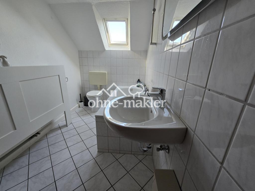 Schöne 3,5 Dachgeschosswohnung & Garten - zentrale Lage - Photo 5
