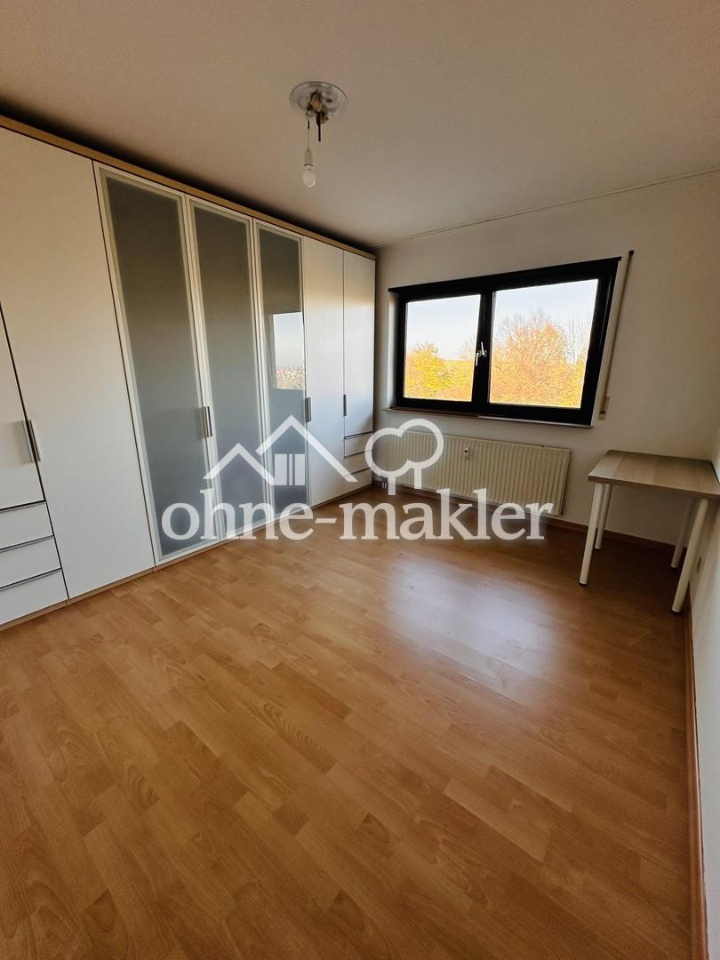 Schöne und helle 2,5 teilmöblierte Zimmer-Wohnung mit Küche, Balkon und Tiefgarage in Leonberg - Foto 4