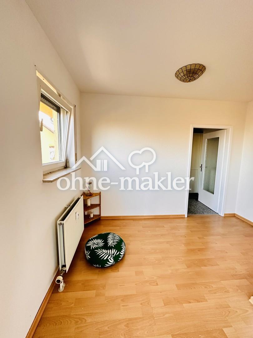 Schöne und helle 2,5 teilmöblierte Zimmer-Wohnung mit Küche, Balkon und Tiefgarage in Leonberg - Photo 3