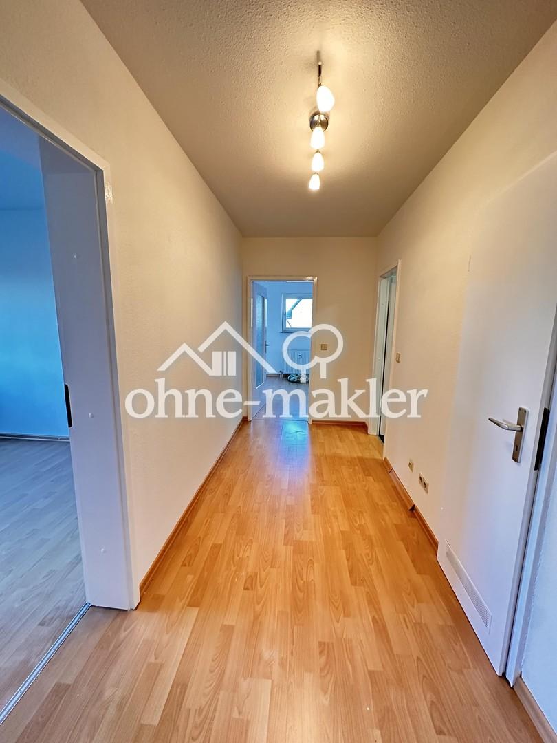 Schöne und helle 2,5 teilmöblierte Zimmer-Wohnung mit Küche, Balkon und Tiefgarage in Leonberg - Photo 2