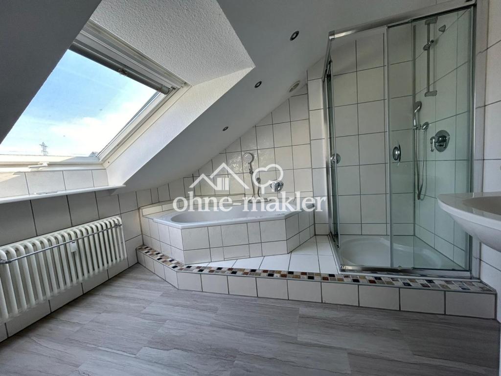Lichtdurchflutete 3-Zimmer-DG-Wohnung mit offenem Wohnkonzept in ruhiger Lage - Photo 4