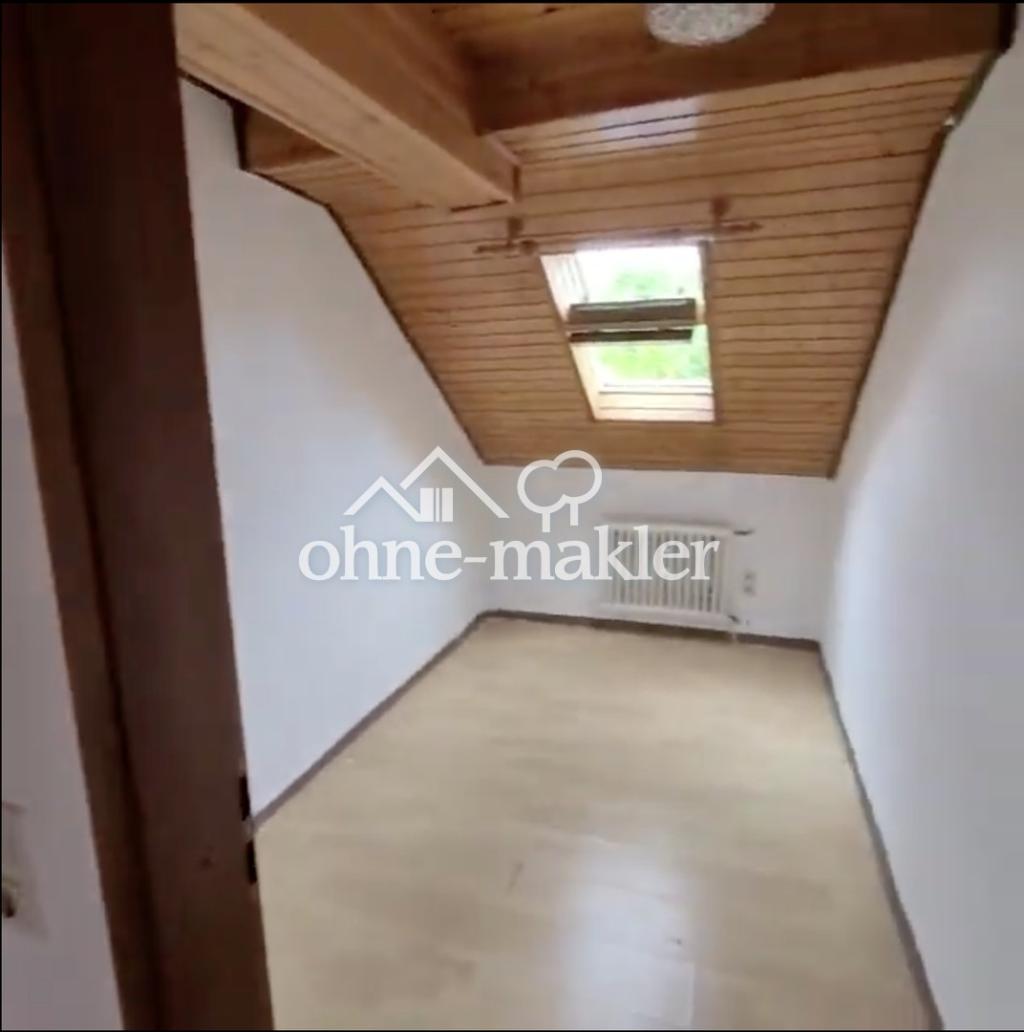 4-Zimmer-Dachgeschosswohnung mit Garten und Parkplatz – frei ab sofort - Foto 2