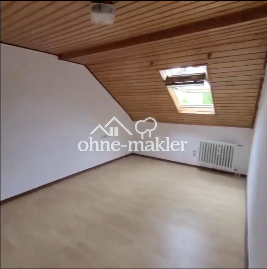 4-Zimmer-Dachgeschosswohnung mit Garten und Parkplatz – frei ab sofort - Foto 4