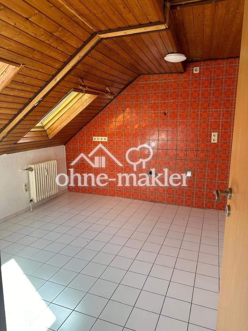 4-Zimmer-Dachgeschosswohnung mit Garten und Parkplatz – frei ab sofort - Photo 2