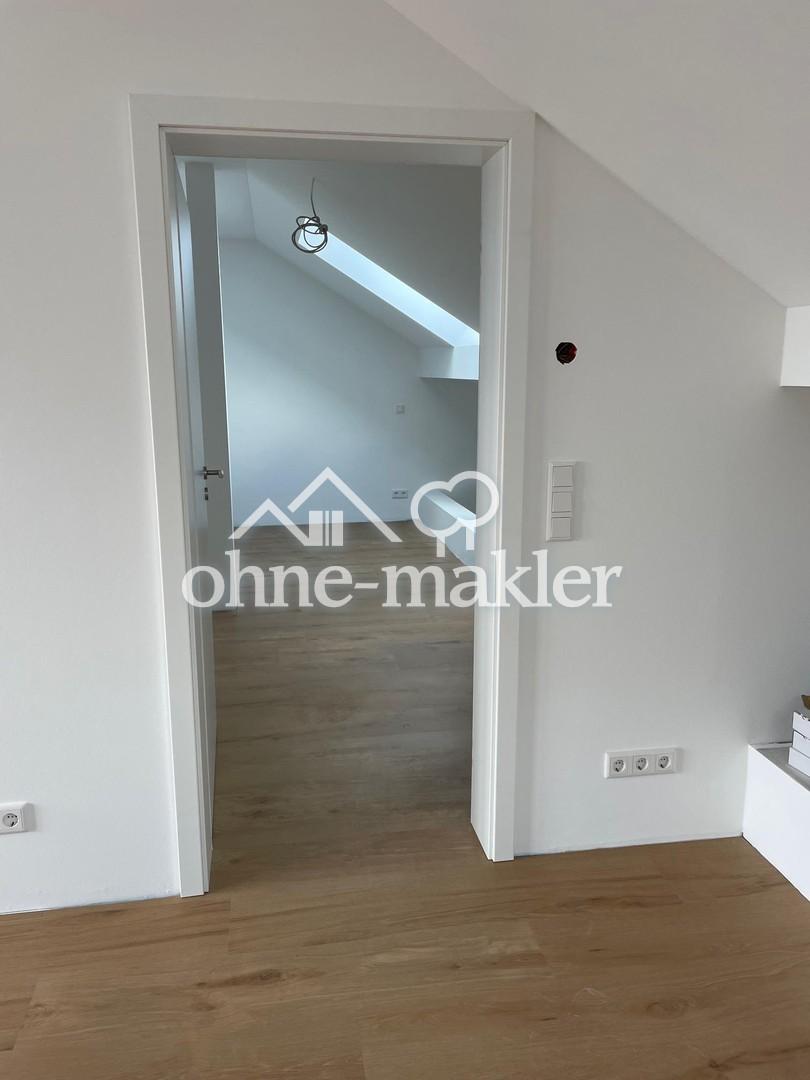 neue 2-Zimmer-Dachgeschosswohnung mit moderner Einbauküche - Photo 1