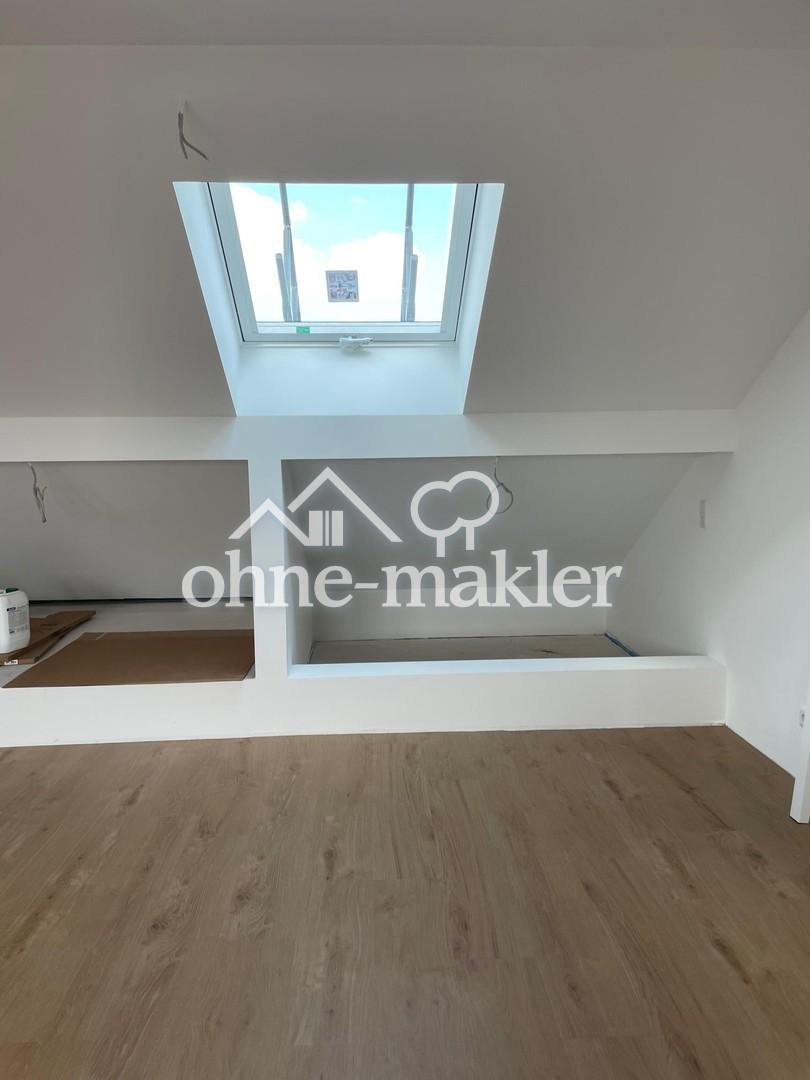 neue 2-Zimmer-Dachgeschosswohnung mit moderner Einbauküche - Photo 3