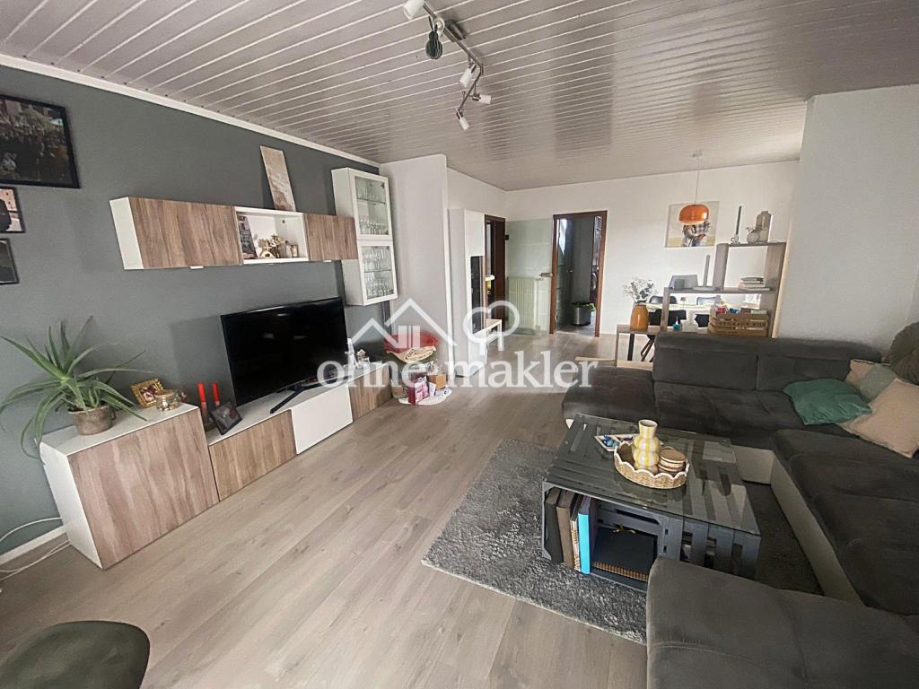 Helle 3-Raum-DG-Wohnung mit Balkon & Einbauküche – ruhig & grün gelegen in Wilkau-Haßlau - Photo 1