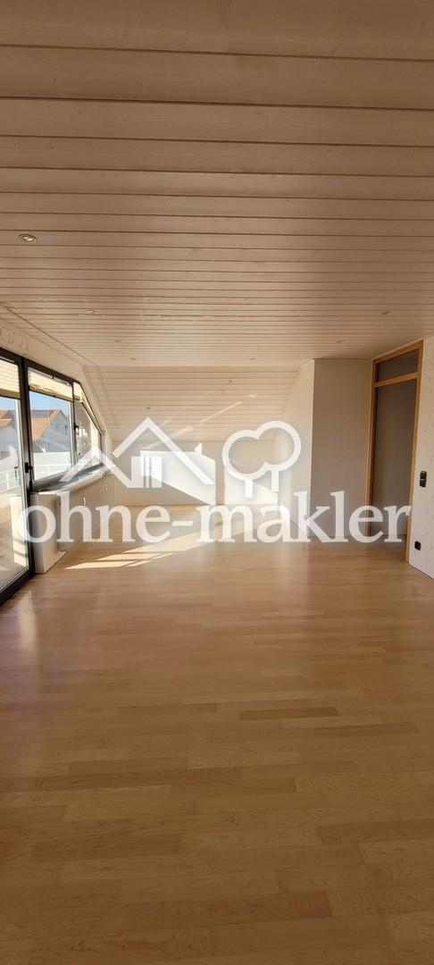 Nette und ruhige 3,5 Zimmer Dachgeschosswohnung mit Balkon, Einbauküche und Stellplatz - Photo 1